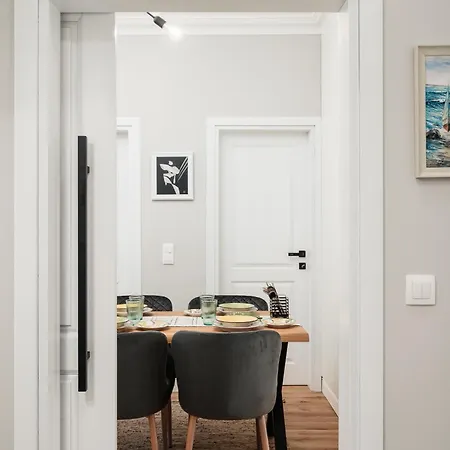Brand New 2 Bdr Luxury In Centre Apartmán