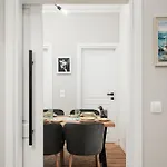 Brand New 2 Bdr Luxury In Centre Appartement