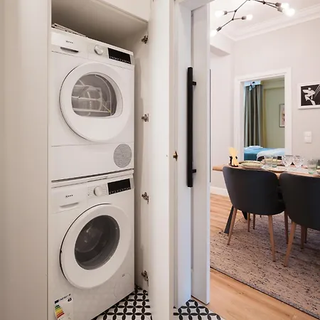 Brand New 2 Bdr Luxury In Centre Lägenhet *