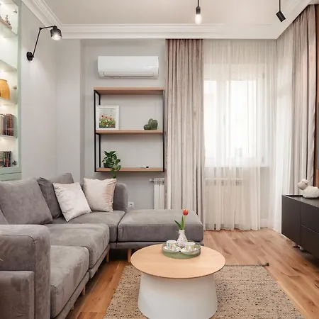 Brand New 2 Bdr Luxury In Centre Daire
