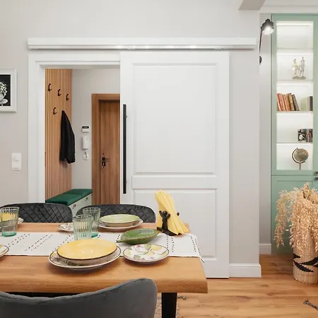 Brand New 2 Bdr Luxury In Centre *