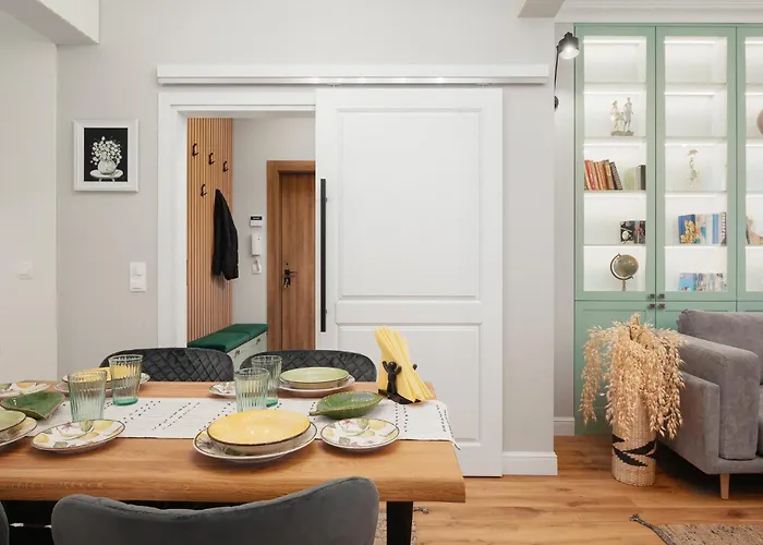 Brand New 2 Bdr Luxury In Centre *