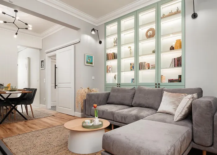 Brand New 2 Bdr Luxury In Centre *