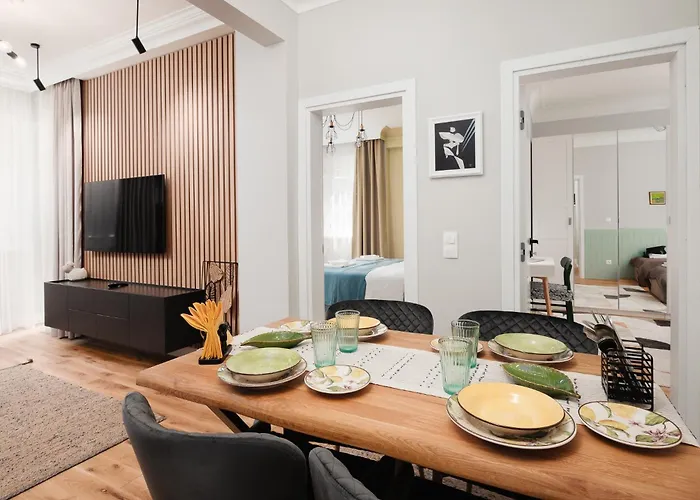 Brand New 2 Bdr Luxury In Centre *