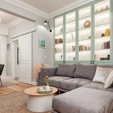 Brand New 2 Bdr Luxury In Centre *