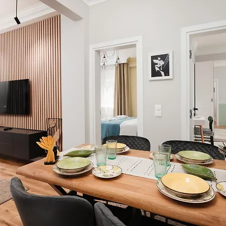 Brand New 2 Bdr Luxury In Centre *