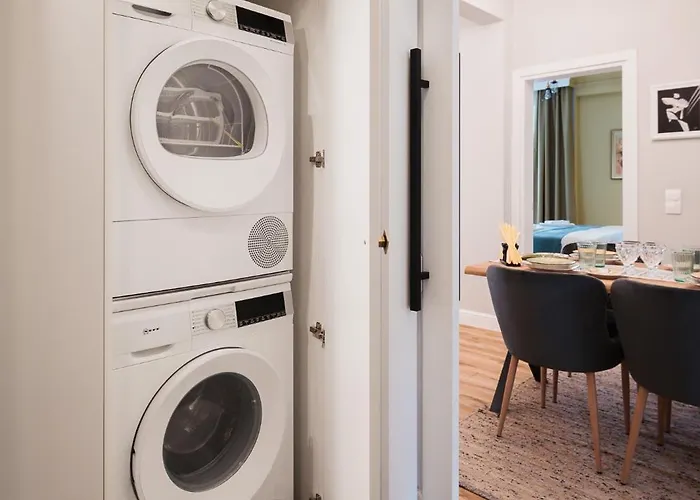 Brand New 2 Bdr Luxury In Centre Apartment *