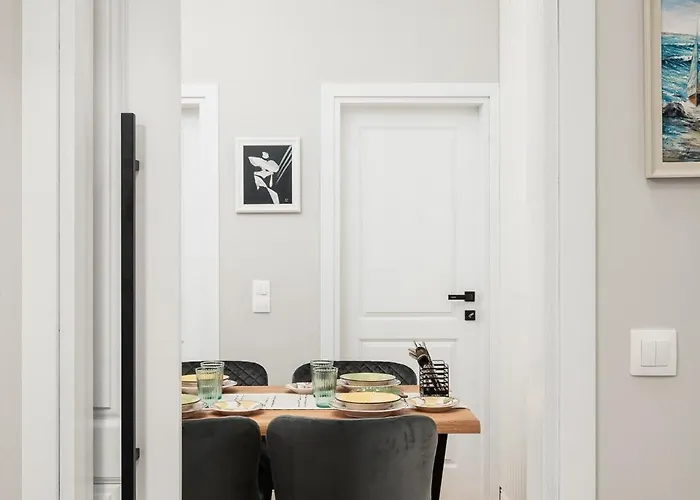 Brand New 2 Bdr Luxury In Centre Apartment